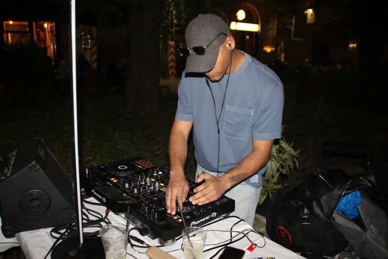 DJ in consolle nel dehors durante una serata