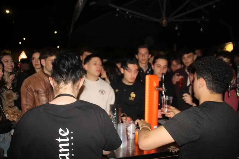 Il bancone Brigante affollato, i baristi servono lo spritz